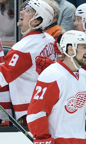Red Wings edge Ducks 2-1 for fourth straight victory